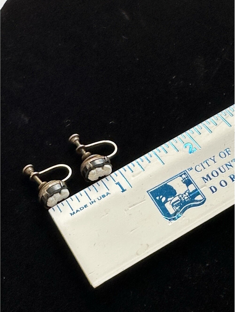 Vintage Cameo Black White Screw Back Earrings - Picture 5 of 5